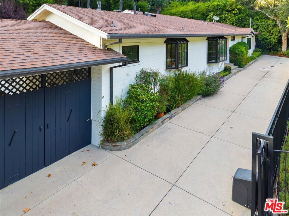 3479 Mandeville Canyon Rd