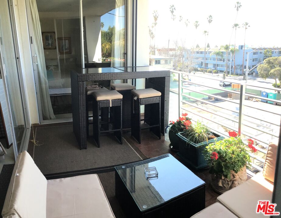 415 Montana Ave Unit: 306