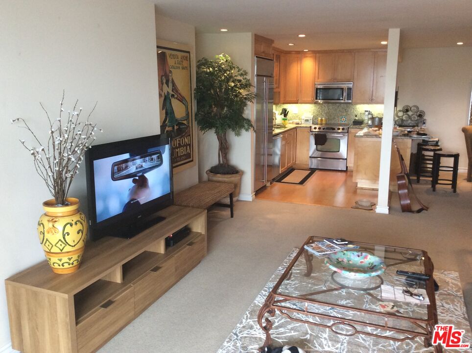 415 Montana Ave Unit: 306