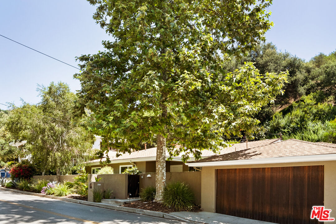 3588 Mandeville Canyon Rd