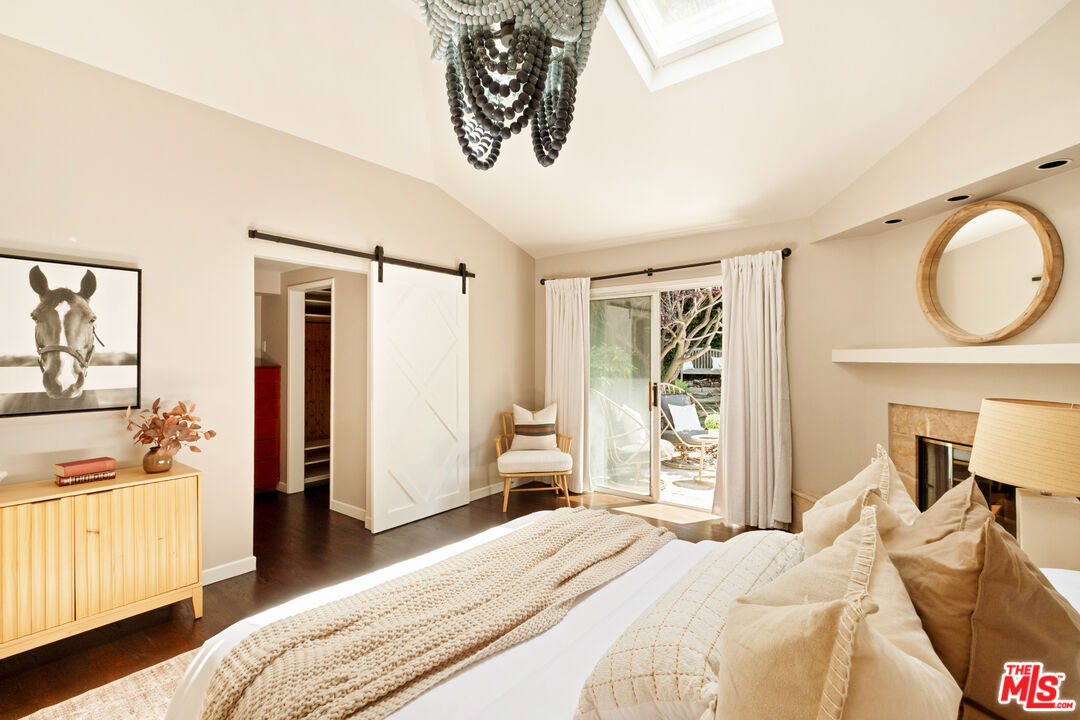 3588 Mandeville Canyon Rd