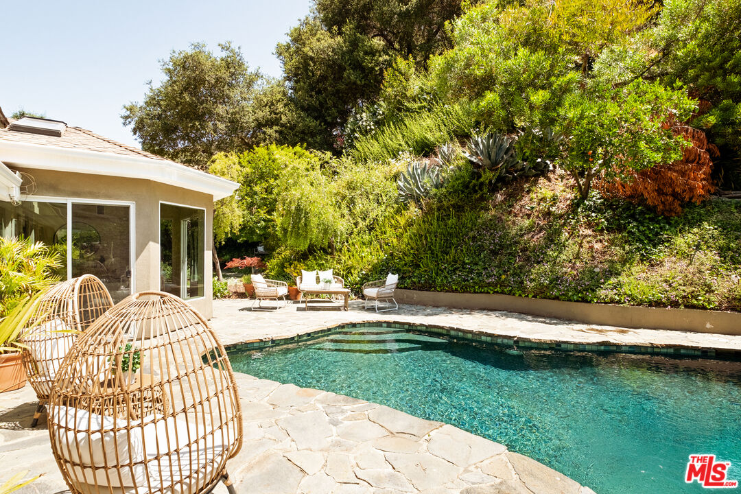 3588 Mandeville Canyon Rd