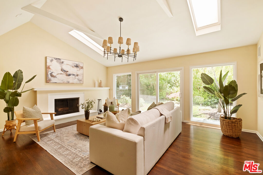 3588 Mandeville Canyon Rd