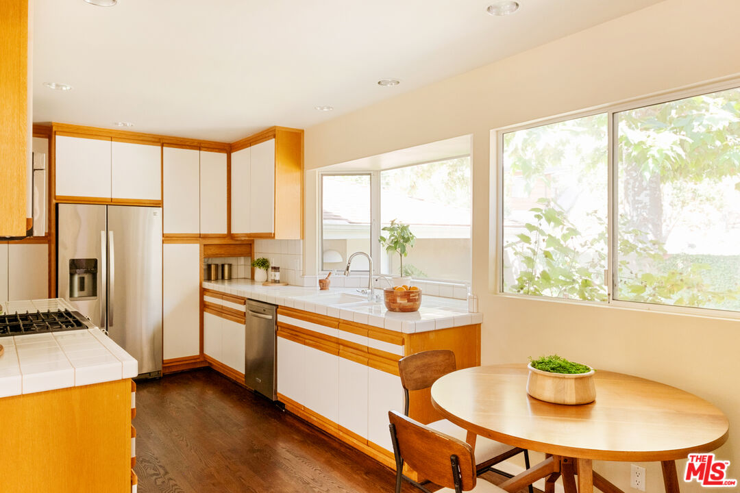 3588 Mandeville Canyon Rd