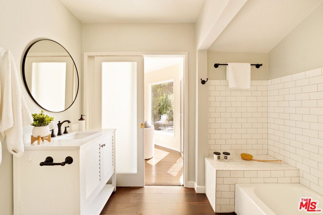 3588 Mandeville Canyon Rd