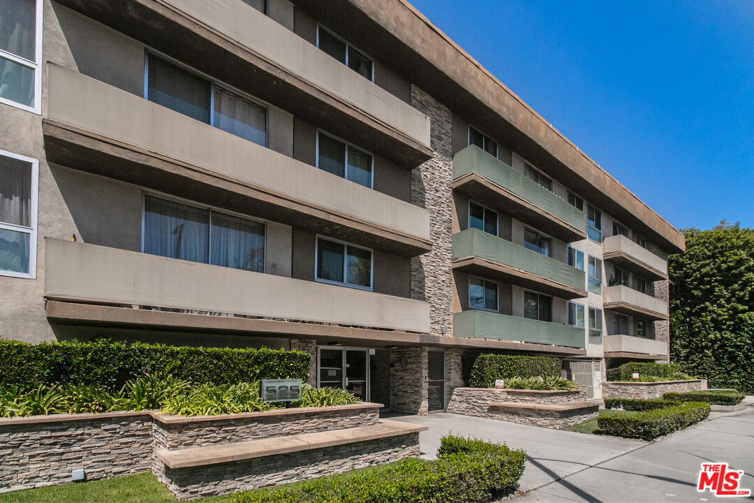 525 N Sycamore Ave Unit: 301