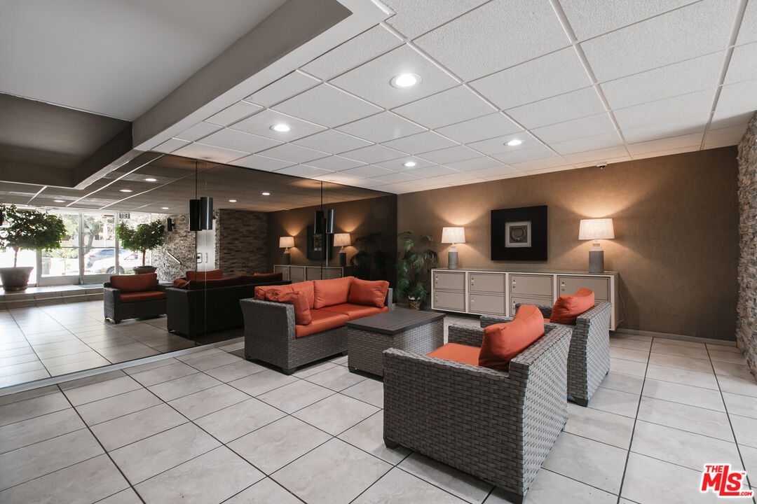 525 N Sycamore Ave Unit: 301