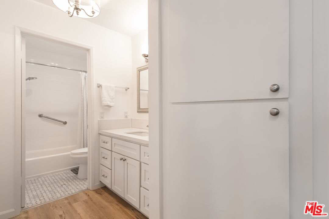 525 N Sycamore Ave Unit: 301