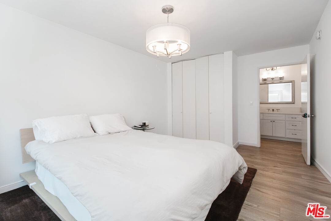 525 N Sycamore Ave Unit: 301