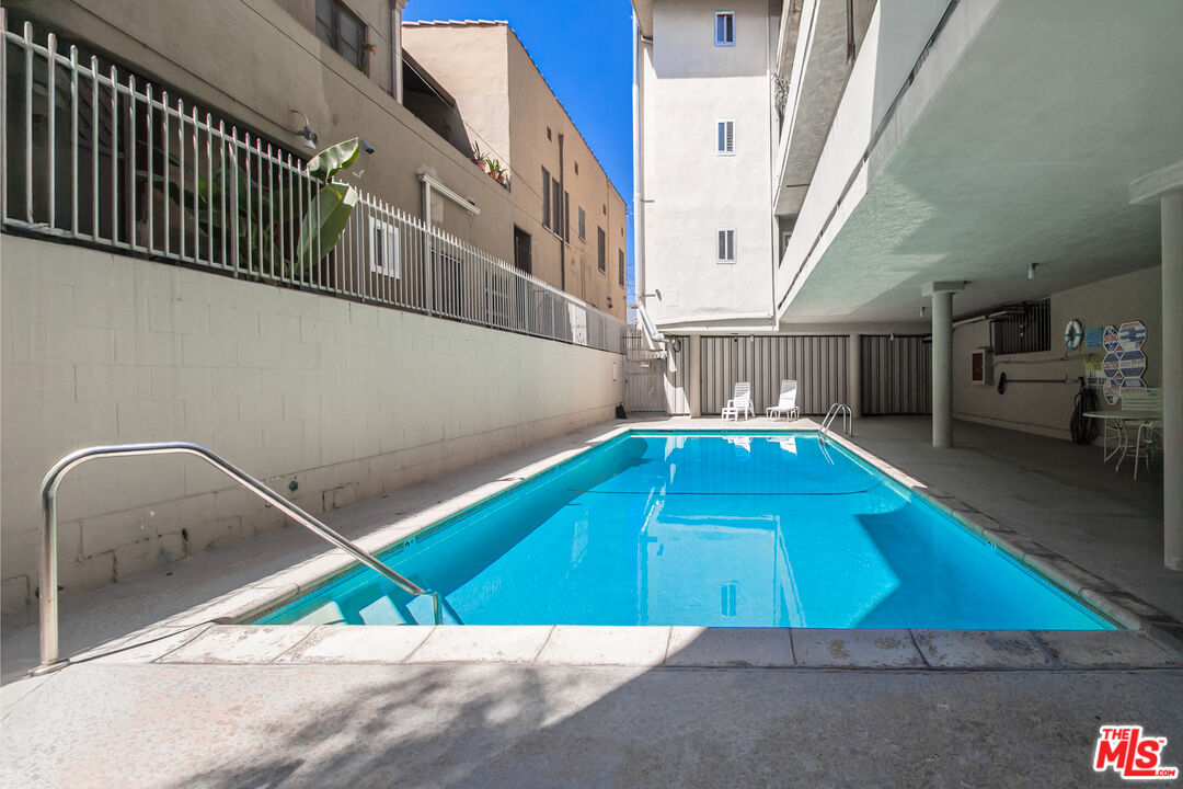 525 N Sycamore Ave Unit: 301