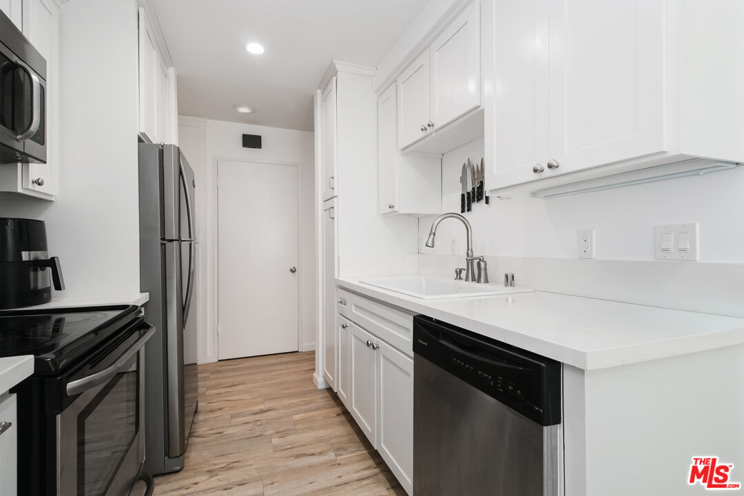 525 N Sycamore Ave Unit: 301