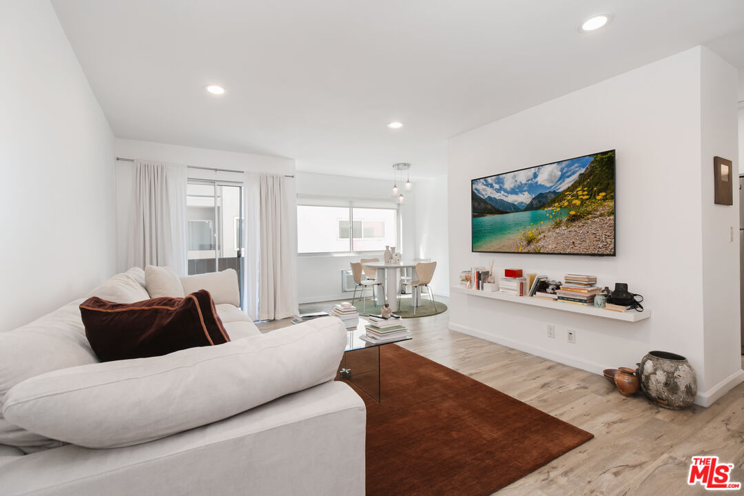 525 N Sycamore Ave Unit: 301