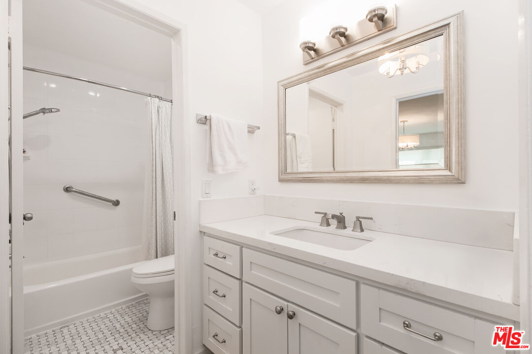 525 N Sycamore Ave Unit: 301