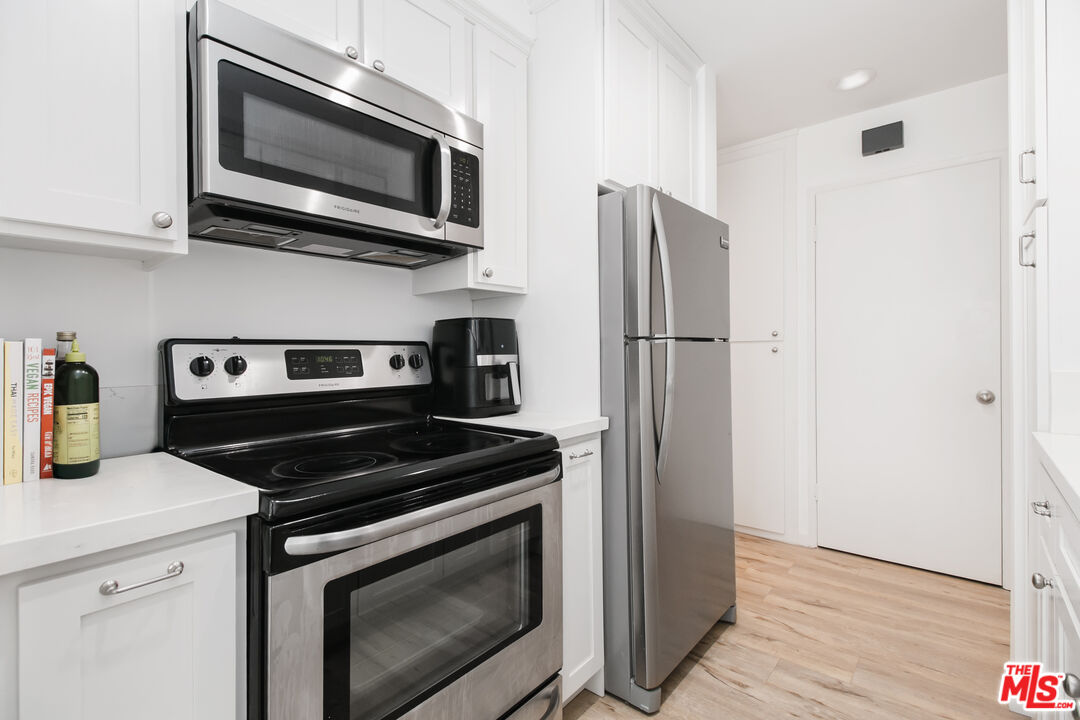 525 N Sycamore Ave Unit: 301