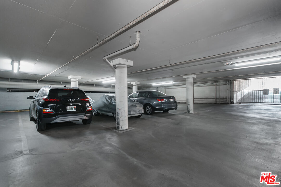 525 N Sycamore Ave Unit: 301