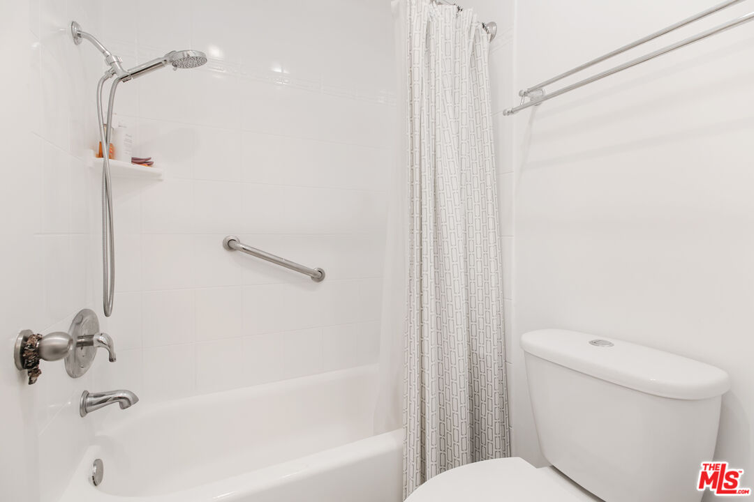 525 N Sycamore Ave Unit: 301