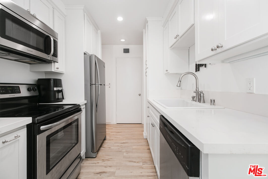 525 N Sycamore Ave Unit: 301