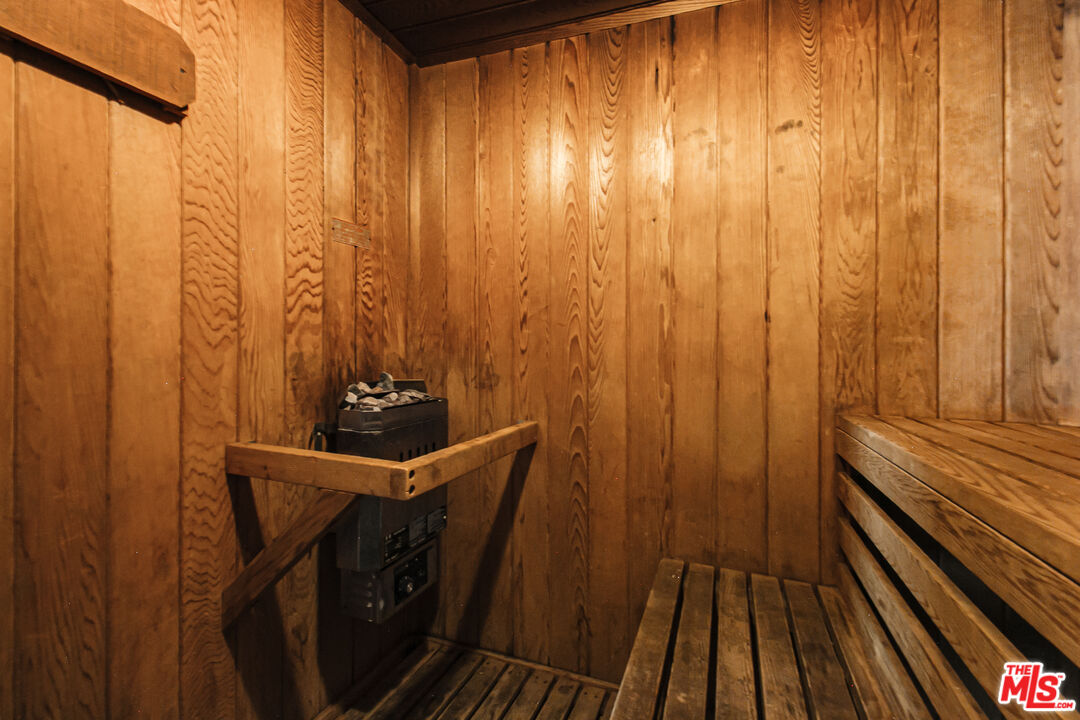 525 N Sycamore Ave Unit: 301