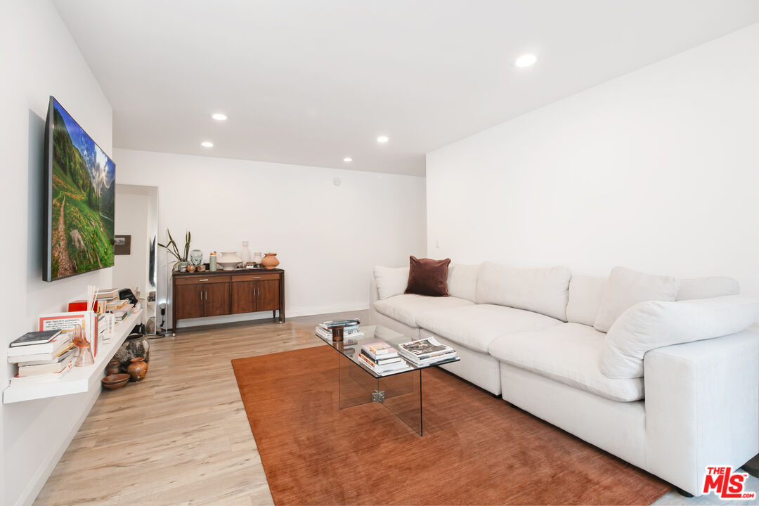 525 N Sycamore Ave Unit: 301