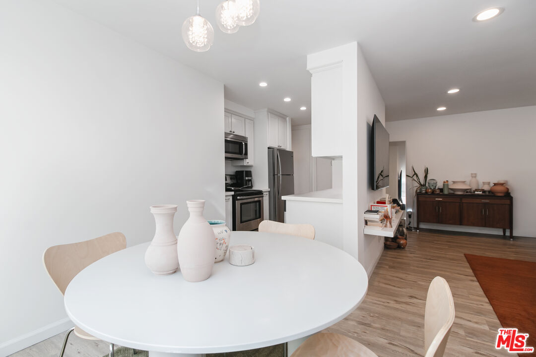 525 N Sycamore Ave Unit: 301