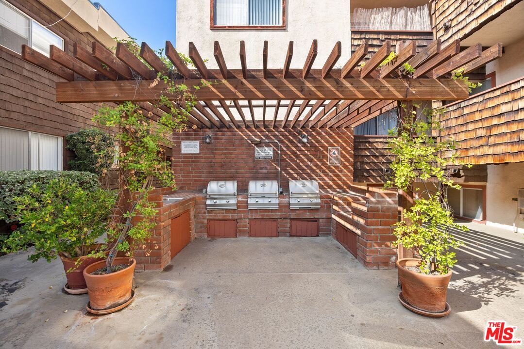 5400 Newcastle Ave Unit: 68