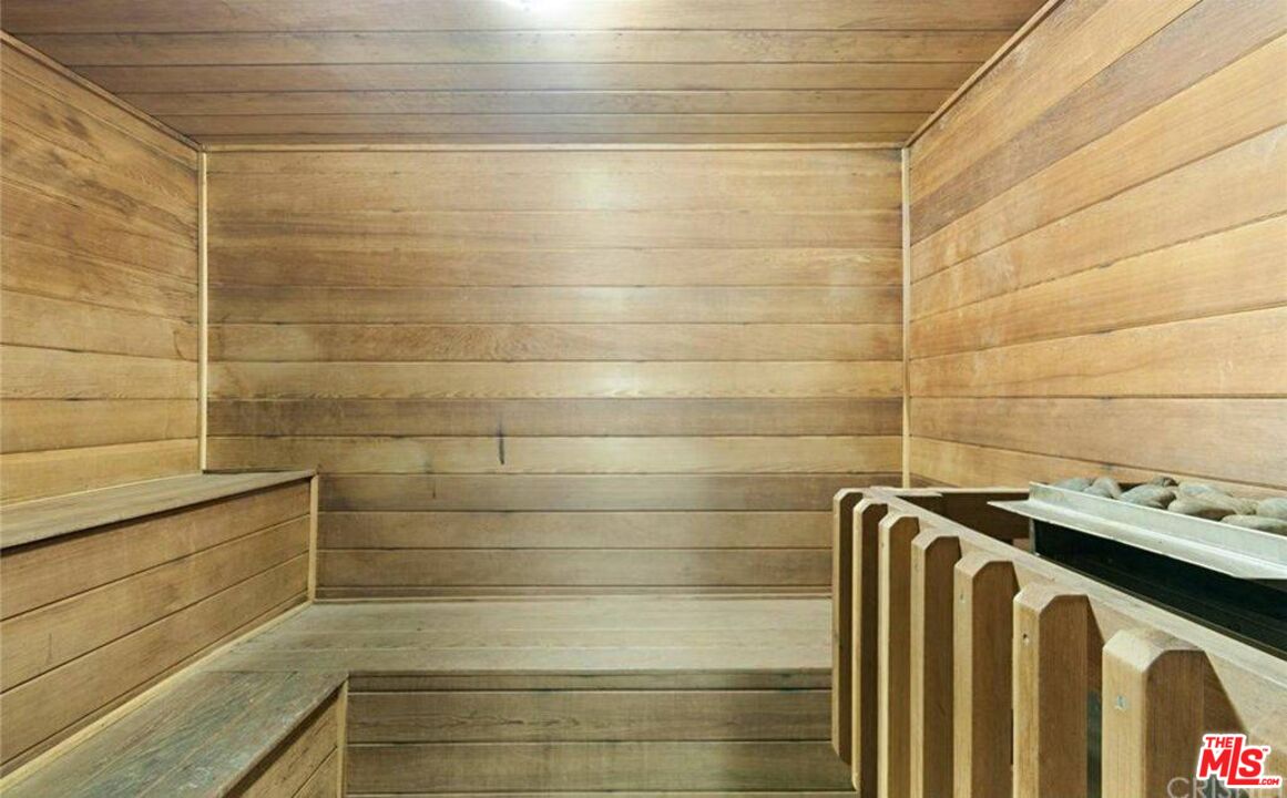 5400 Newcastle Ave Unit: 68