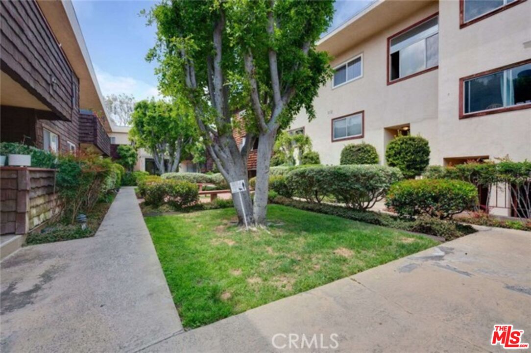 5400 Newcastle Ave Unit: 68