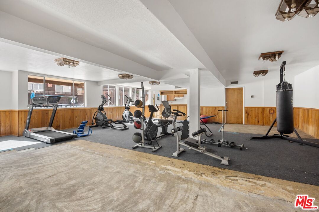 5400 Newcastle Ave Unit: 68