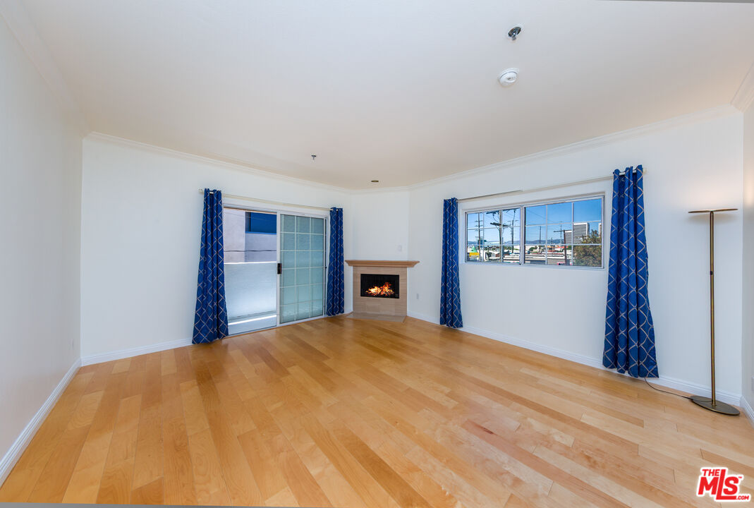 2205 S Bentley Ave Unit: 302