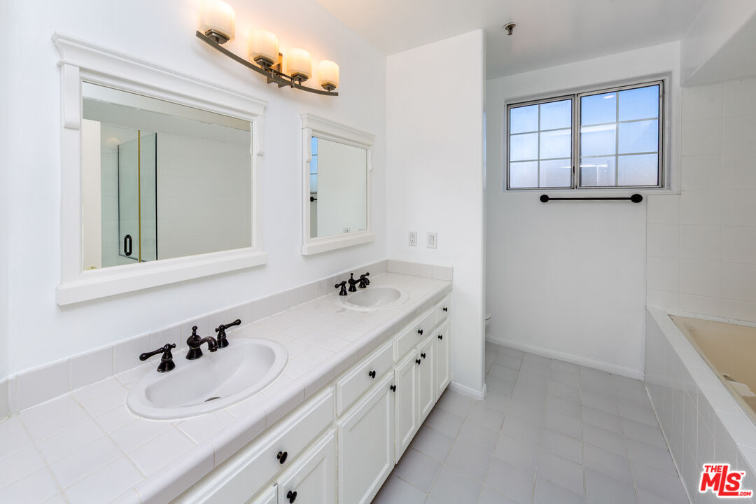 2205 S Bentley Ave Unit: 302