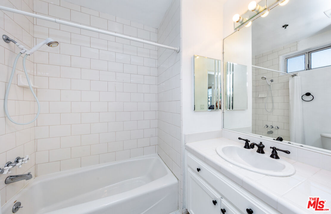 2205 S Bentley Ave Unit: 302