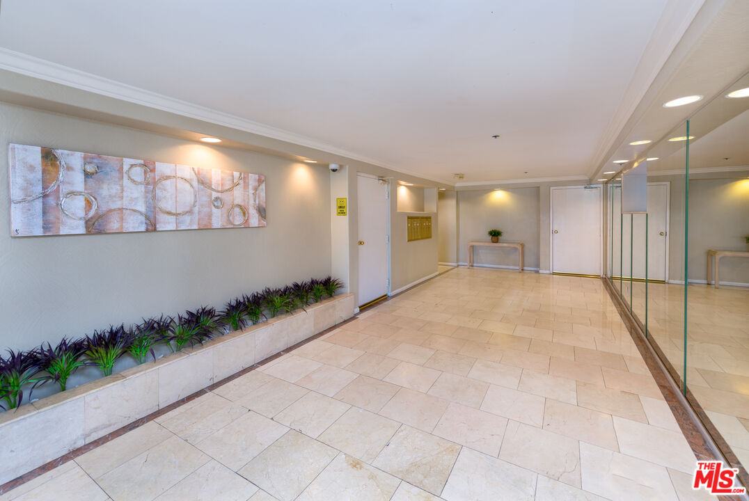 2205 S Bentley Ave Unit: 302