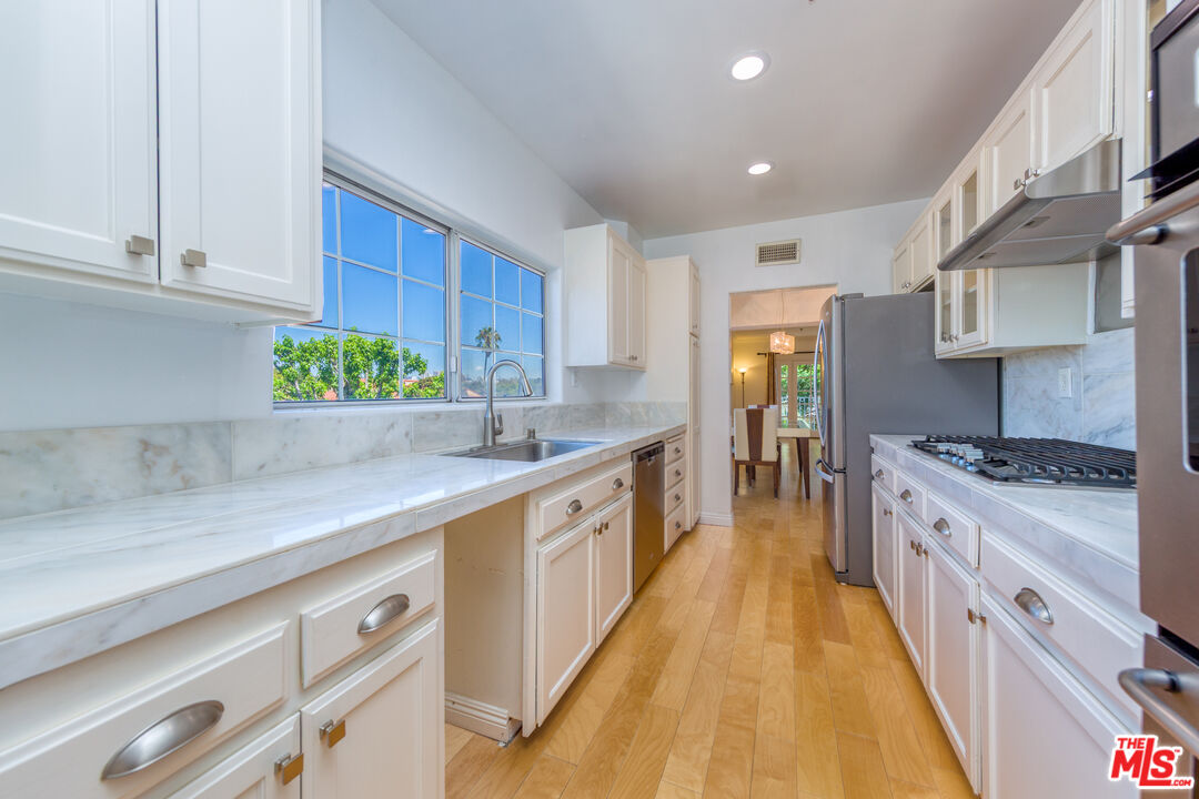 2205 S Bentley Ave Unit: 302