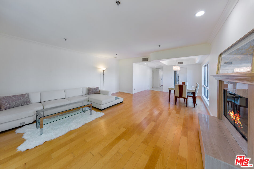 2205 S Bentley Ave Unit: 302