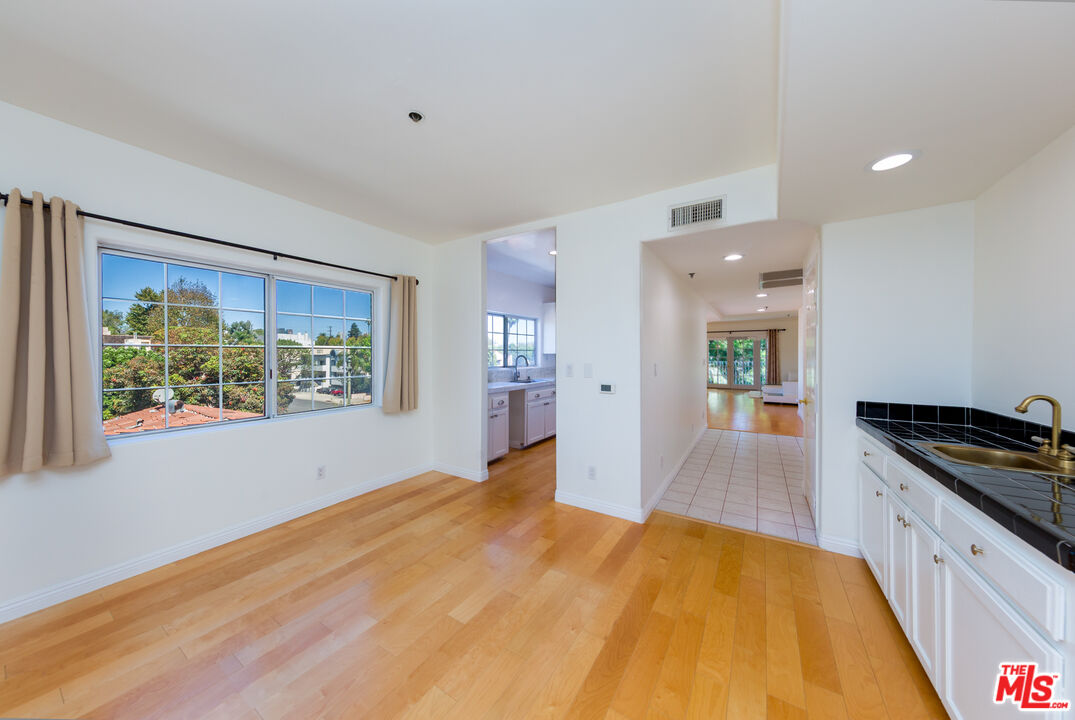 2205 S Bentley Ave Unit: 302