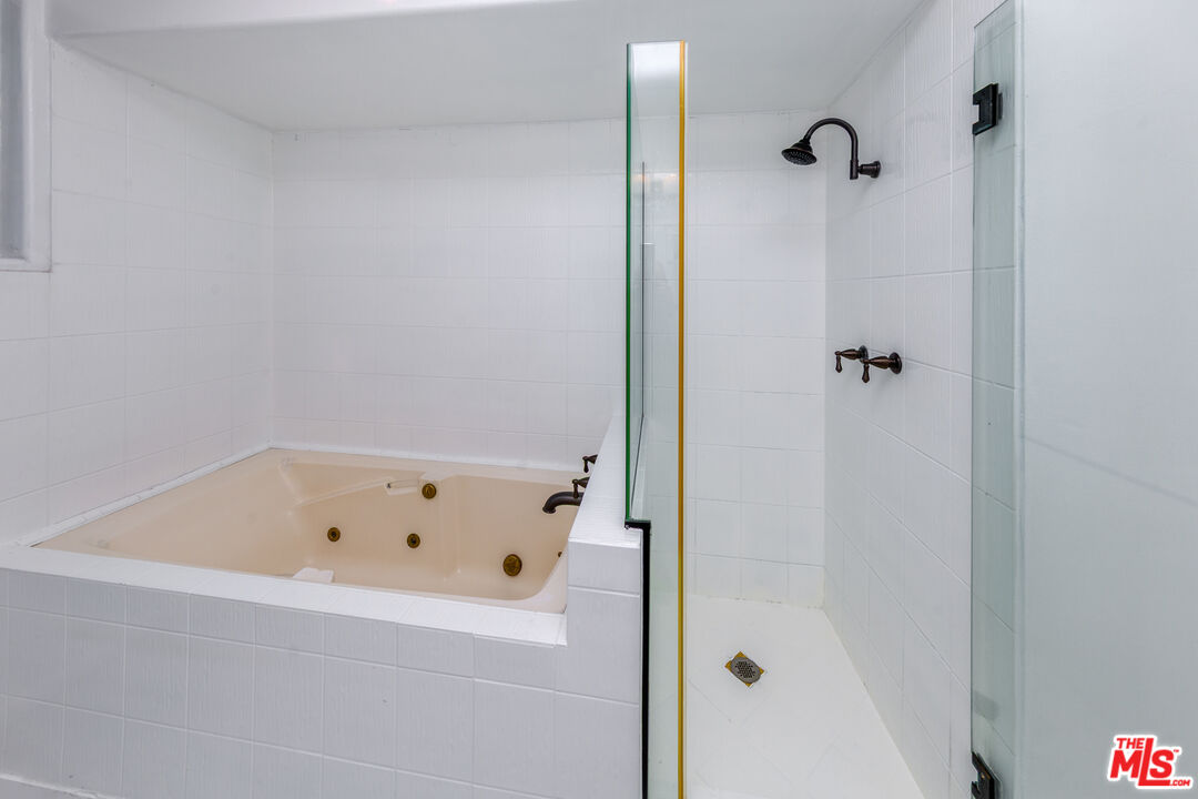 2205 S Bentley Ave Unit: 302