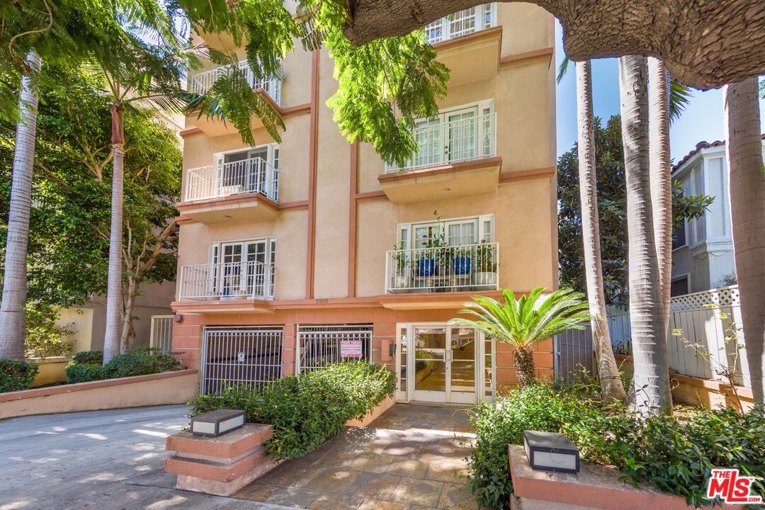 2205 S Bentley Ave Unit: 302