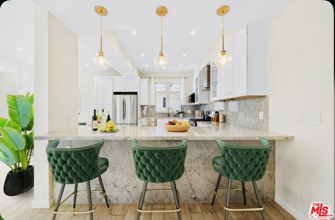 1654 Greenfield Ave Unit: 301