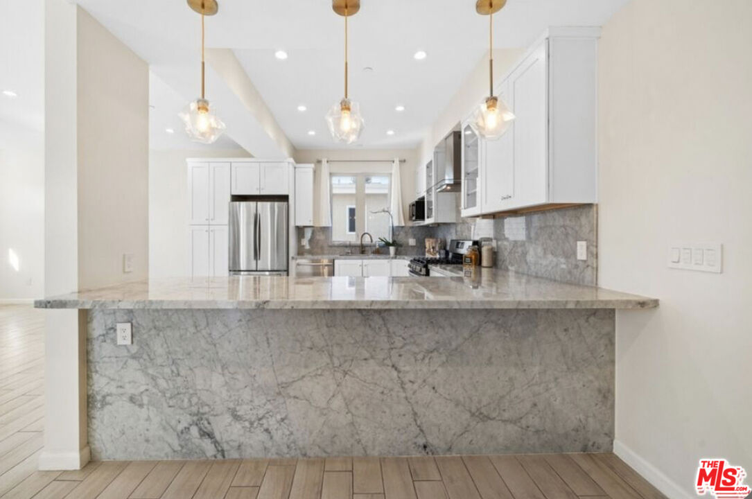 1654 Greenfield Ave Unit: 301