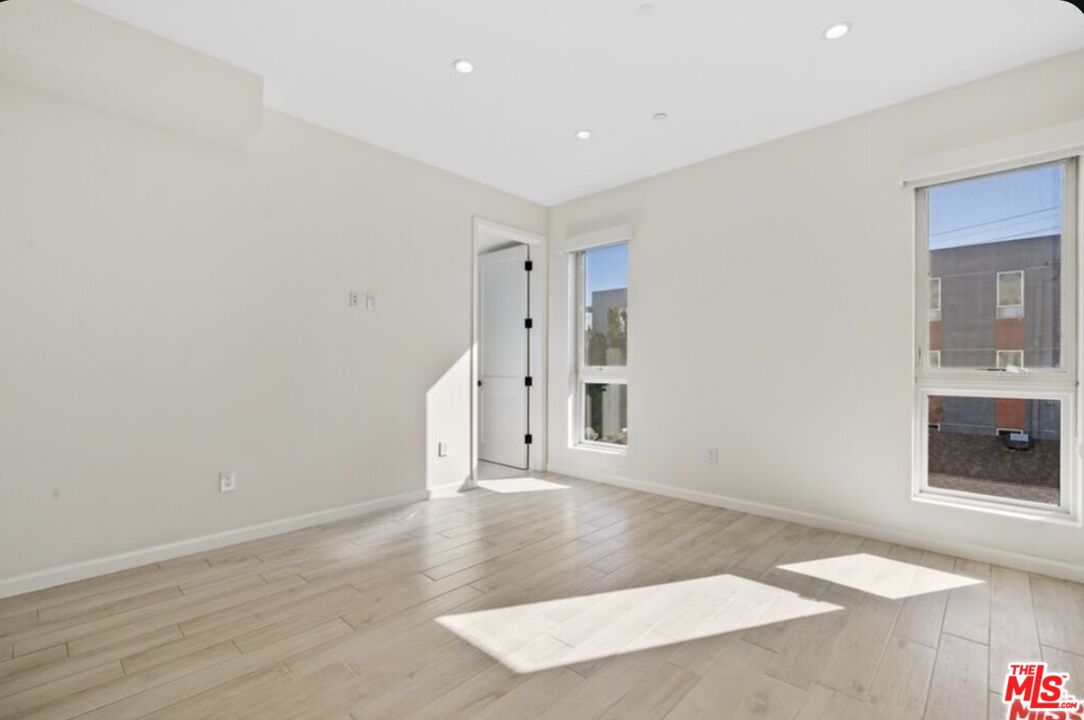 1654 Greenfield Ave Unit: 301