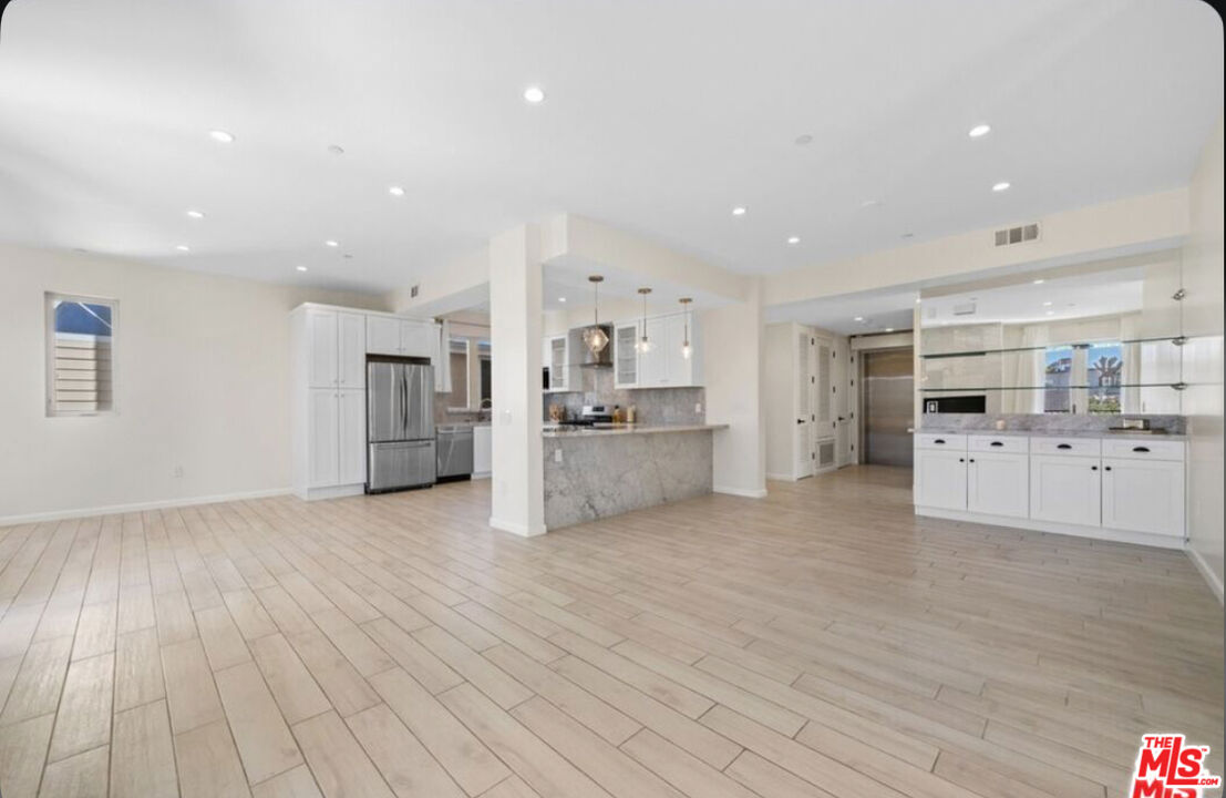 1654 Greenfield Ave Unit: 301