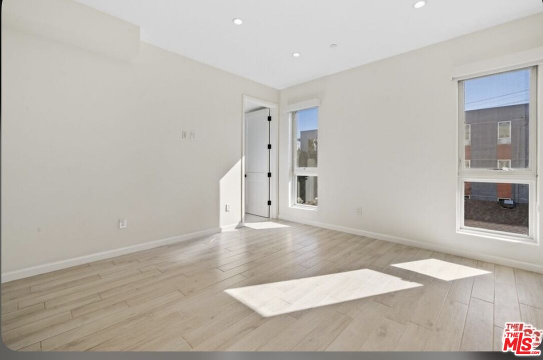 1654 Greenfield Ave Unit: 301