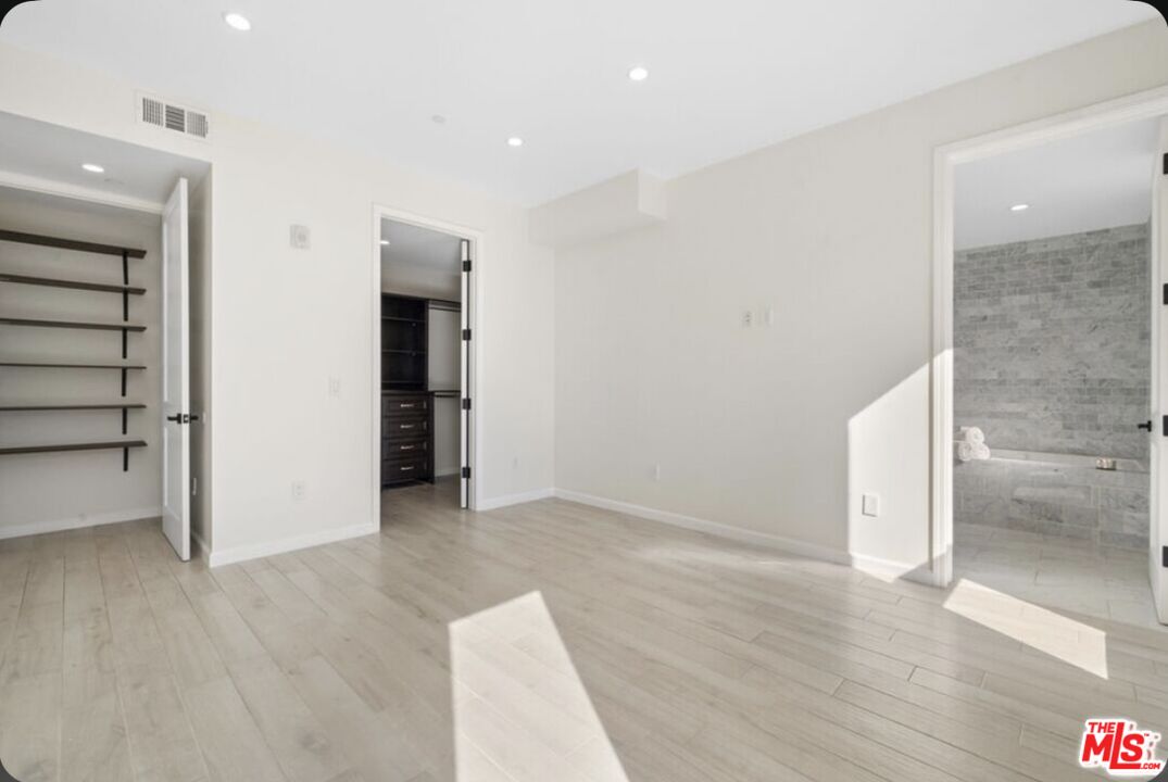 1654 Greenfield Ave Unit: 301