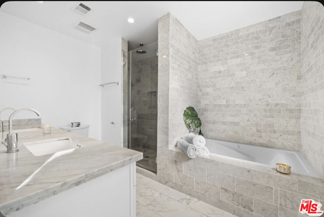 1654 Greenfield Ave Unit: 301