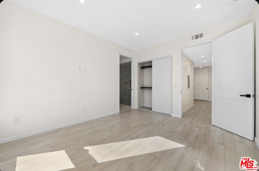 1654 Greenfield Ave Unit: 301