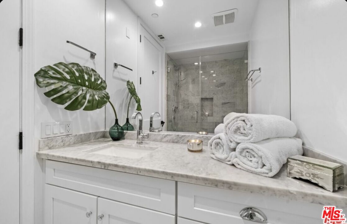 1654 Greenfield Ave Unit: 301