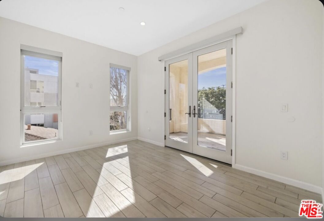 1654 Greenfield Ave Unit: 301