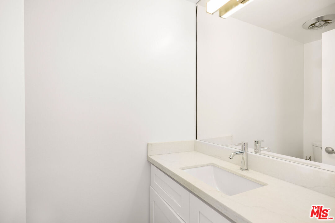 838 N Doheny Dr Unit: 906