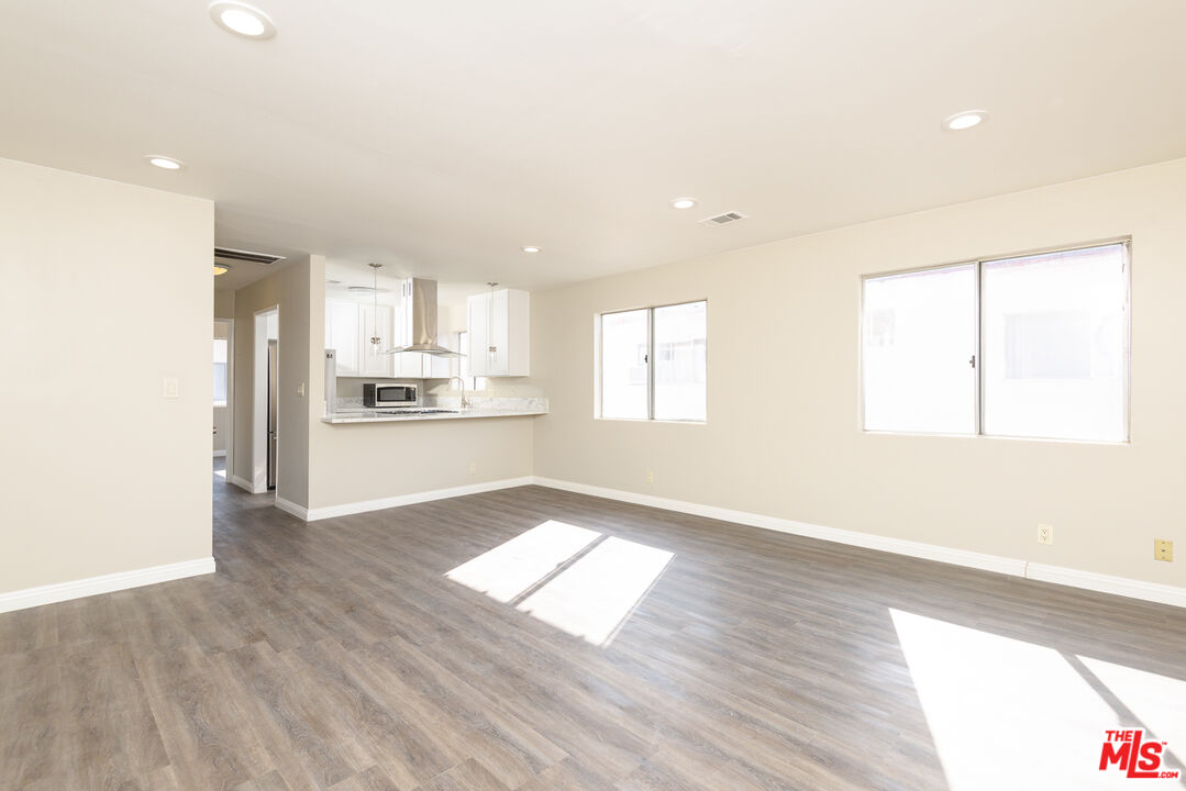 1522 N HARVARD Unit: 4