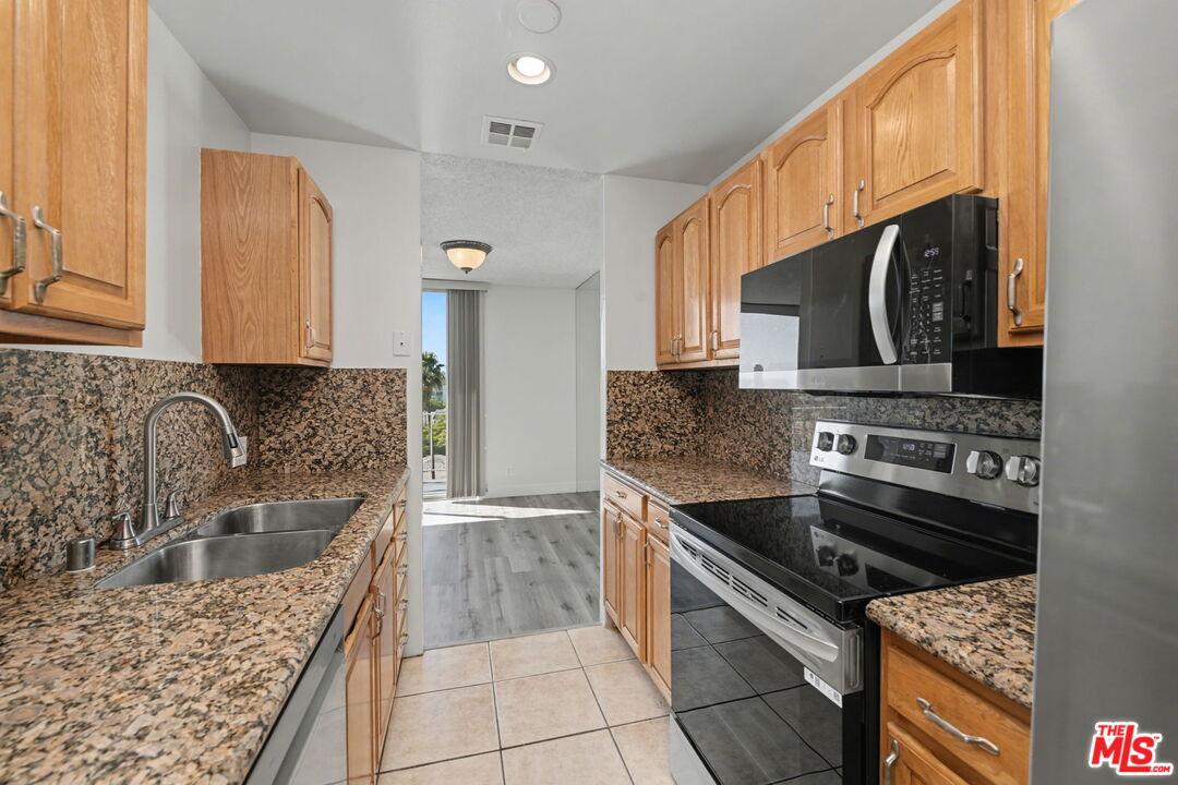 100 S Doheny Dr Unit: 822